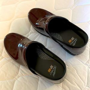 Dark red patent leather Dansko clogs. Size 39 (8).